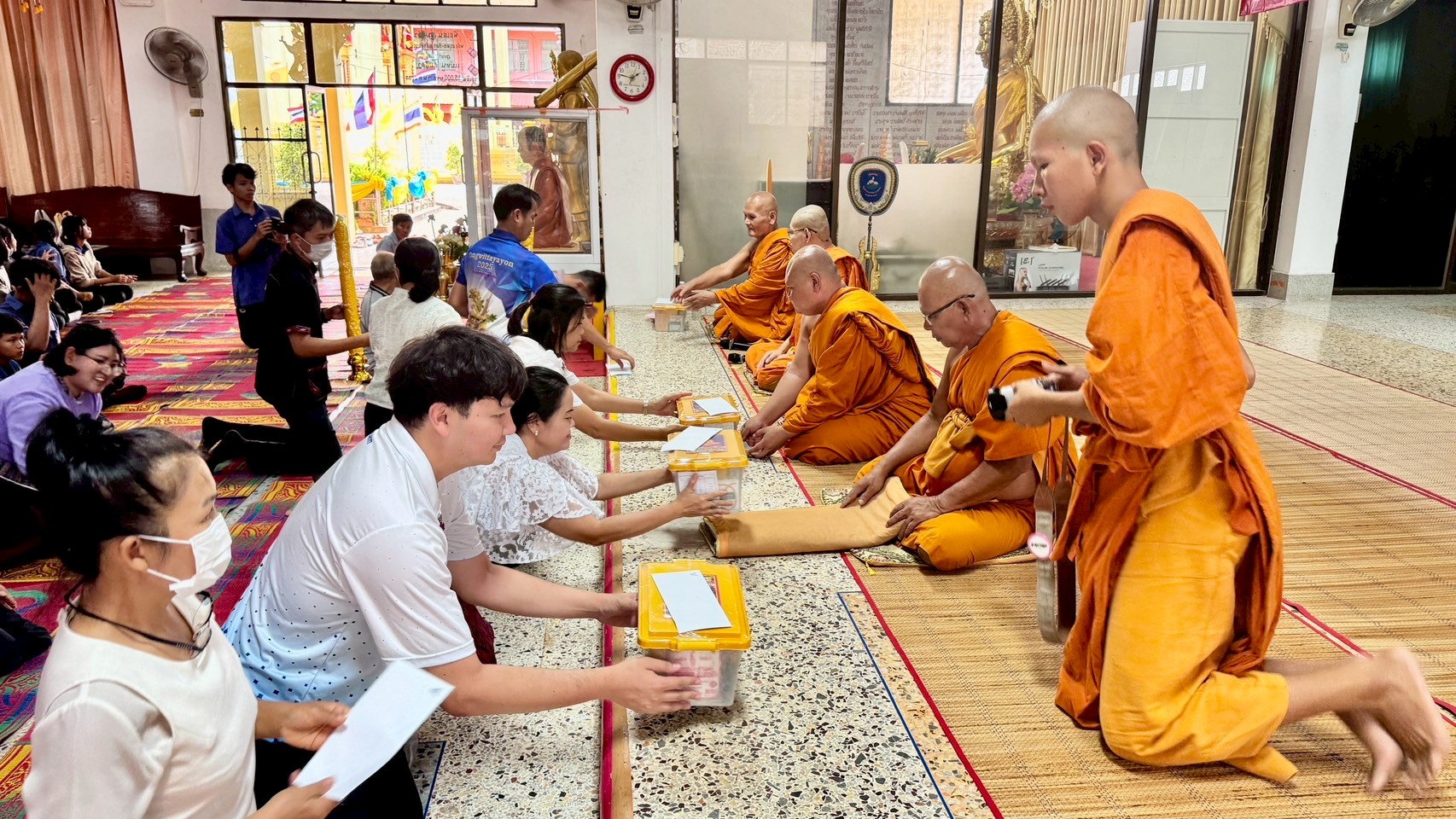 LINE_ALBUM_เข้าพรรษา-ถวายเทียน 68_250709_33.jpg